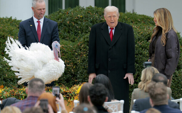 Melania Trump, apariție remarcabilă la brațul lui Donald Trump