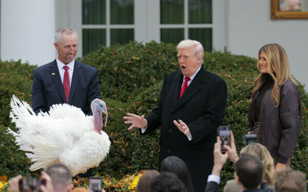 Melania Trump, apariție remarcabilă la brațul lui Donald Trump