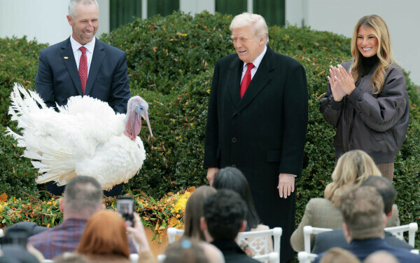 Melania Trump, apariție remarcabilă la brațul lui Donald Trump