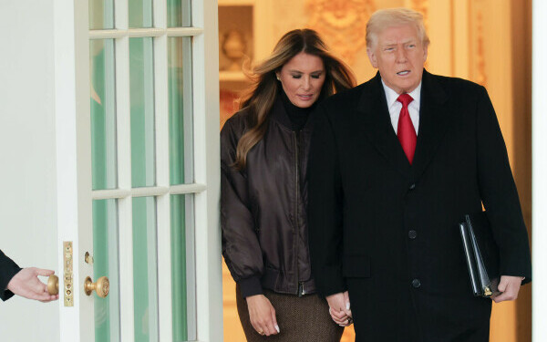 Melania Trump, apariție remarcabilă la brațul lui Donald Trump