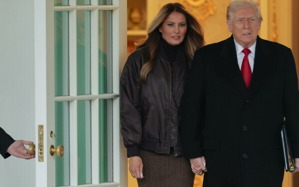 Melania Trump, apariție remarcabilă la brațul lui Donald Trump