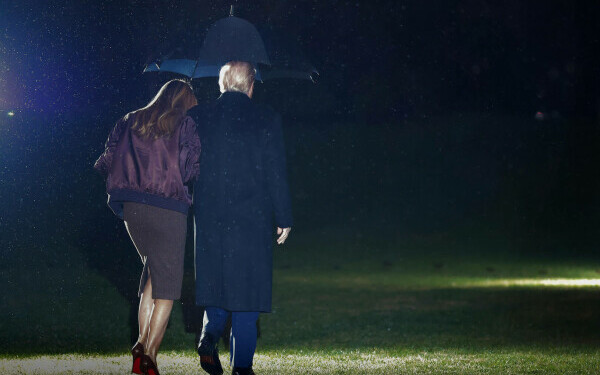 Melania Trump, apariție remarcabilă la brațul lui Donald Trump