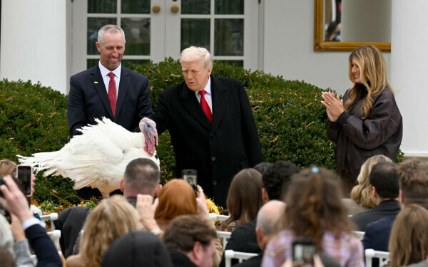 Melania Trump, apariție remarcabilă la brațul lui Donald Trump