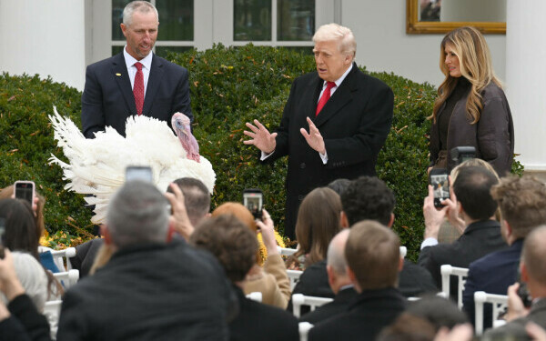 Melania Trump, apariție remarcabilă la brațul lui Donald Trump