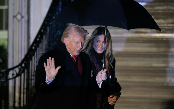 Melania Trump, apariție remarcabilă la brațul lui Donald Trump