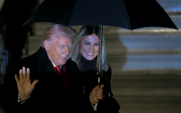 Melania Trump, apariție remarcabilă la brațul lui Donald Trump