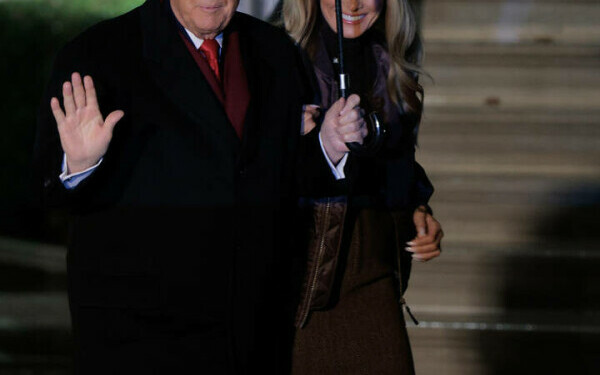 Melania Trump, apariție remarcabilă la brațul lui Donald Trump