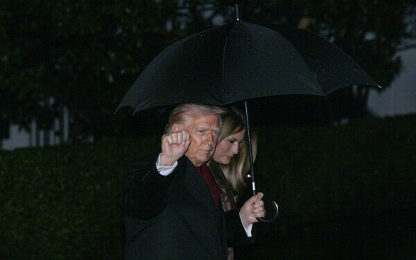 Melania Trump, apariție remarcabilă la brațul lui Donald Trump