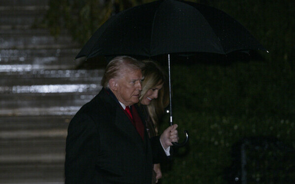 Melania Trump, apariție remarcabilă la brațul lui Donald Trump