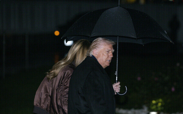 Melania Trump, apariție remarcabilă la brațul lui Donald Trump