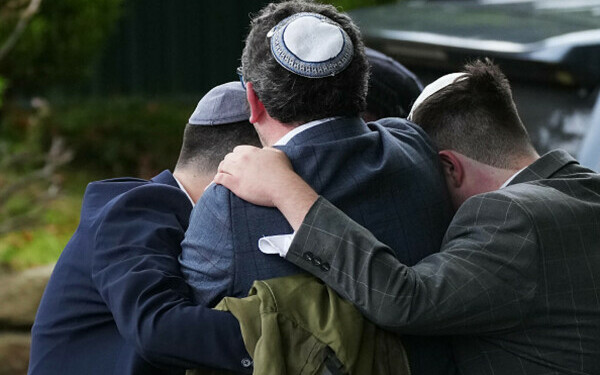 Atac armat lângă o sinagogă din Manchester