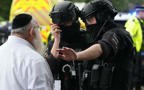 Atac armat lângă o sinagogă din Manchester