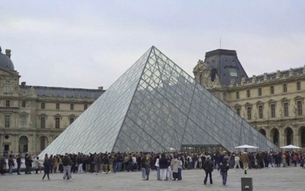 muzeul luvru