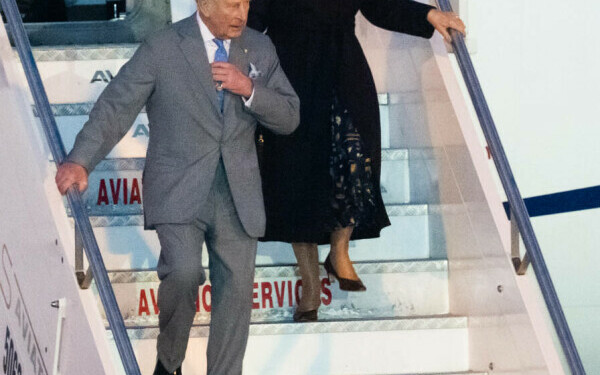 Regele Charles și Regina Camilla au ajuns la Vatican