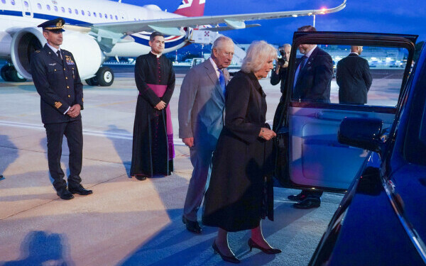 Regele Charles și Regina Camilla au ajuns la Vatican