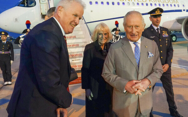 Regele Charles și Regina Camilla au ajuns la Vatican