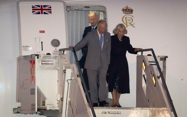 Regele Charles și Regina Camilla au ajuns la Vatican