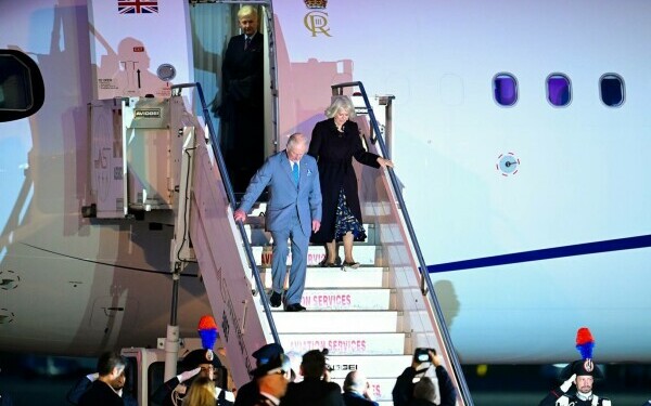 Regele Charles și Regina Camilla au ajuns la Vatican