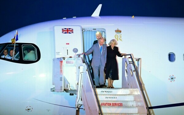 Regele Charles și Regina Camilla au ajuns la Vatican