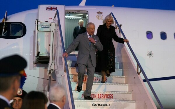 Regele Charles și Regina Camilla au ajuns la Vatican