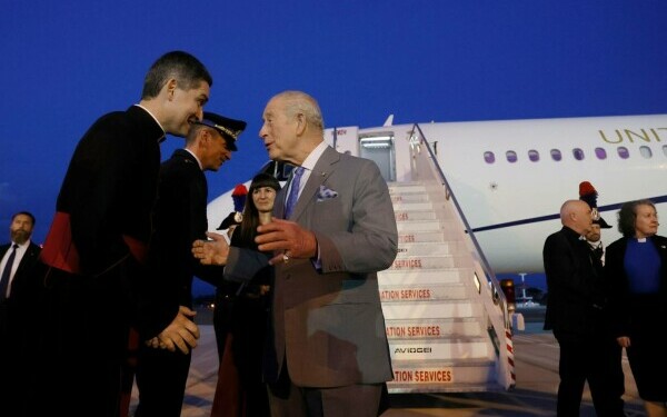 Regele Charles și Regina Camilla au ajuns la Vatican