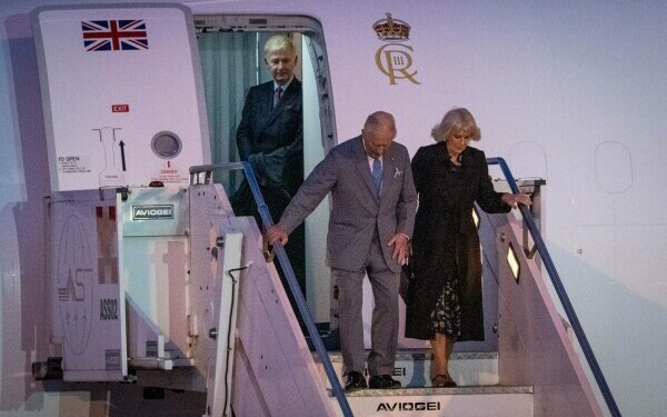 Regele Charles și Regina Camilla au ajuns la Vatican