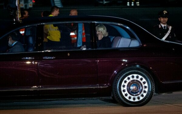 Regele Charles și Regina Camilla au ajuns la Vatican