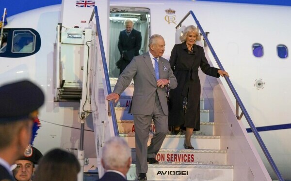 Regele Charles și Regina Camilla au ajuns la Vatican
