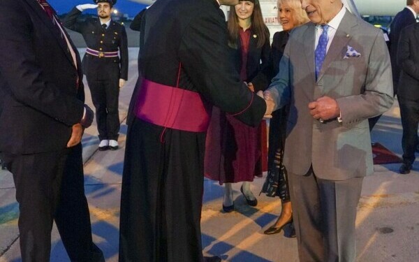 Regele Charles și Regina Camilla au ajuns la Vatican