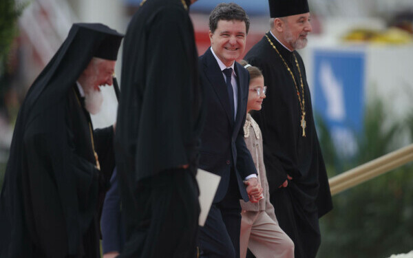 Nicuşor Dan participă la slujba de sfinţire a picturii Catedralei Naţionale