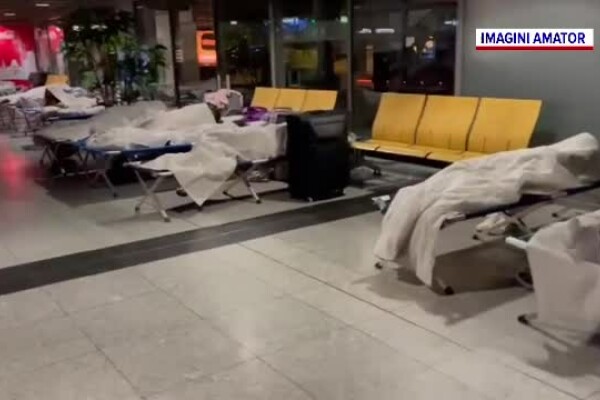 Zeci de români au fost nevoiți să doarmă în aeroport după ce zborul din Dortmund în România a fost anulat