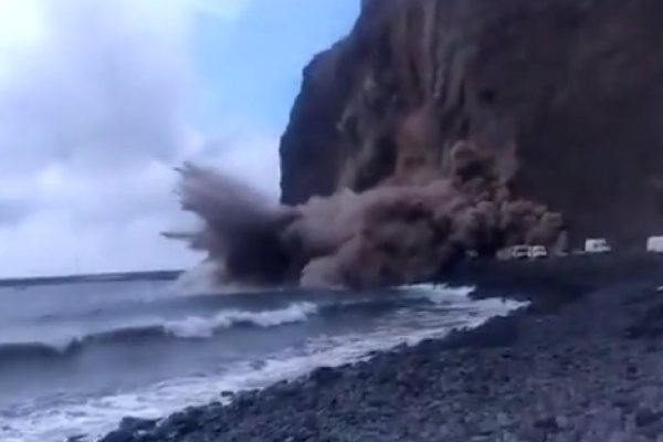 Momentul în care o bucată uriașă de stâncă se prăbușește pe o plajă din Insulele Canare. VIDEO