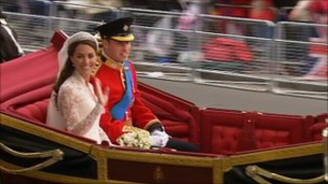 William si Kate sunt sot si sotie. Sarut x 2 in balconul palatului - Imaginea 28