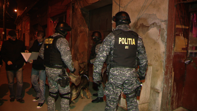 FOTO. Perchezitii la spargatorii de locuinte din Timisoara. Ce au gasit anchetatorii in casa unuia dintre suspecti - Imaginea 1