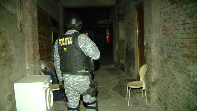 FOTO. Perchezitii la spargatorii de locuinte din Timisoara. Ce au gasit anchetatorii in casa unuia dintre suspecti - Imaginea 5