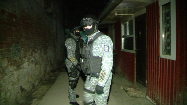 FOTO. Perchezitii la spargatorii de locuinte din Timisoara. Ce au gasit anchetatorii in casa unuia dintre suspecti - Imaginea 7