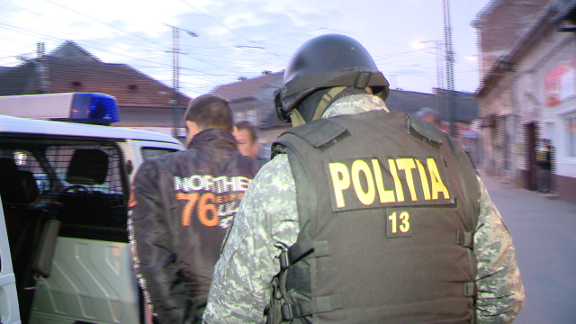 FOTO. Perchezitii la spargatorii de locuinte din Timisoara. Ce au gasit anchetatorii in casa unuia dintre suspecti - Imaginea 11