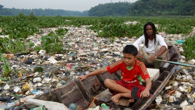 Paradisul poluat din care oamenii beau in continuare apa. Imagini cu unul dintre cele mai toxice rauri din lume - Imaginea 1
