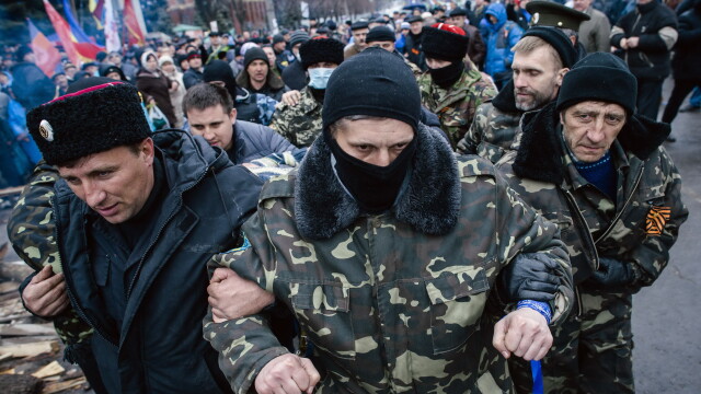 Criza din Ucraina. Presedintele Turcinov a semnat un decret care permite interventia armata in zonele cu revolte proruse - Imaginea 1