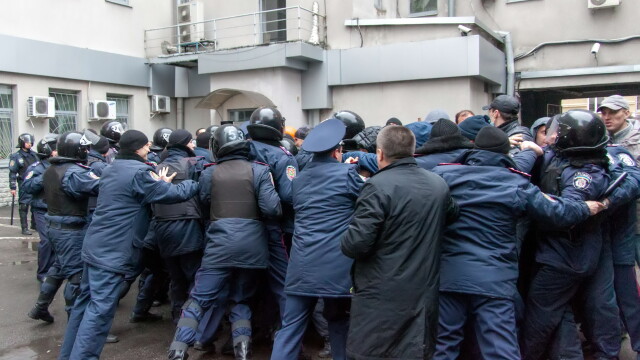 Criza din Ucraina. Presedintele Turcinov a semnat un decret care permite interventia armata in zonele cu revolte proruse - Imaginea 2