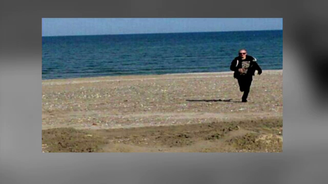 Ultimele imagini cu tanarul disparut in Marea Neagra. Prietenii l-au pozat chiar in momentul in care a intrat in apa - Imaginea 1