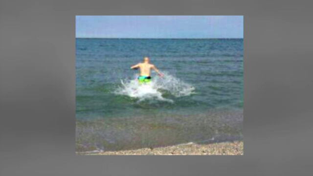 Ultimele imagini cu tanarul disparut in Marea Neagra. Prietenii l-au pozat chiar in momentul in care a intrat in apa - Imaginea 3
