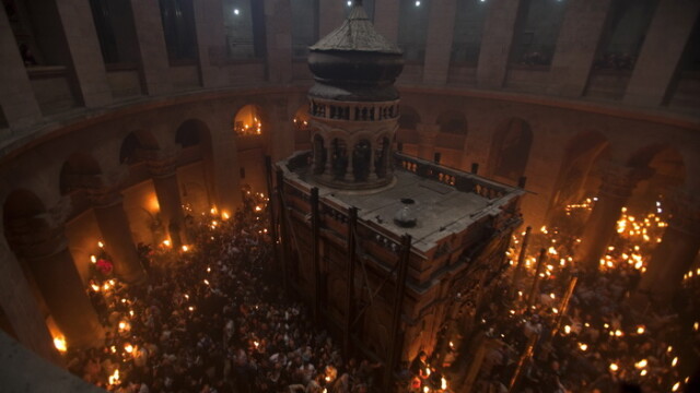 Cum au petrecut romanii noaptea de Inviere. Lumina sfanta de la Ierusalim a ajuns in casele credinciosilor. GALERIE FOTO - Imaginea 1