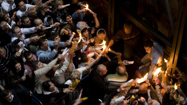Cum au petrecut romanii noaptea de Inviere. Lumina sfanta de la Ierusalim a ajuns in casele credinciosilor. GALERIE FOTO - Imaginea 3