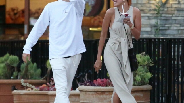 Justin Bieber, surprins lovindu-și soția în public. GALERIE FOTO - Imaginea 1