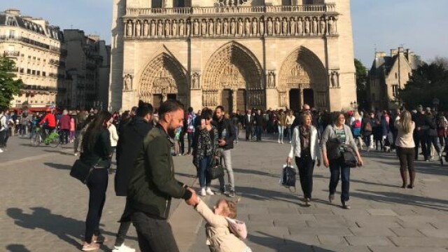 Soarta tatălui pozat jucându-se cu fetița lui chiar înainte de incendiul de la Notre-Dame - Imaginea 4