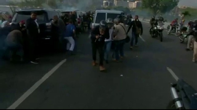 Violențe în Venezuela. Vehicule ale armatei au intrat în mulțime, în Caracas. VIDEO - Imaginea 3