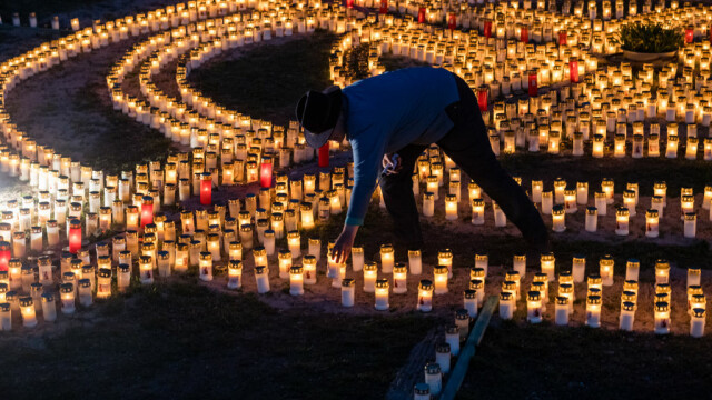 A făcut o cruce uriașă din candele, în curtea sa, în memoria victimelor răpuse de Covid-19. GALERIE FOTO - Imaginea 2