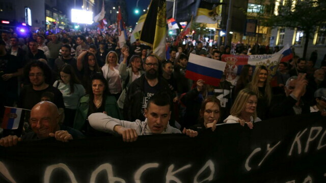 VIDEO Mii de sârbi au manifestat la Belgrad în sprijinul Rusiei şi împotriva NATO - Imaginea 8