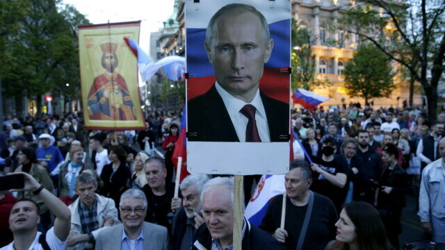 VIDEO Mii de sârbi au manifestat la Belgrad în sprijinul Rusiei şi împotriva NATO - Imaginea 3